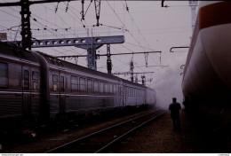 Photo Diapo Diapositive Slide Train Wagons Voyageurs Rame TEE SNCF Vers MONTEREAU Le 05/12/1992 VOIR ZOOM - Diapositives