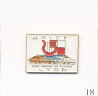 Pin's UAICF (Union Artistique & Intellectuelle Cheminots Français) Lyon (69) Avec TGV. Est. CET. Métal Peint. T699-18 - TGV