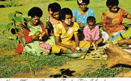 Fidji Fiji Carte Postale Postcard Native Women Prepare Food Roof Bure Neuve BE - Fidji