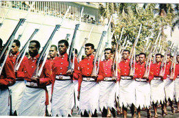 Fidji Fiji Carte Postale Postcard Royal Military Force On The March Scarlet Jacket White Sulu Uniforme Neuve BE - Fidji