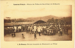 Cameroun Afrique Africa Carte Postale Postcard MISSIONNAIRE Brousse Arrivee Village Sacre Coeur Saint Quentin Neuve BE - Cameroun