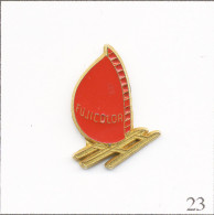 Pin's Nautisme - Trimaran “Fujicolor“ - Voiles Rouges. Estampillé Decat. Métal Peint. T709-23 - Photography