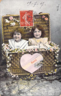 ENFANT - Deux Petites Filles Dans Un Panier En Osier - Amitié - Carte Postale Ancienne - Gruppi Di Bambini & Famiglie