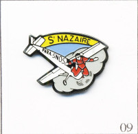 Pin's Parachutisme / Club SNOS (Saint-Nazaire Olympique Sportif) De St Nazaire (44). Non Est. Métal Peint. T712-09 - Paracaidismo