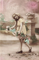 FÊTES - VŒUX - Bonne Fête - Petite Fille Tenant Des Fleurs - Colorisé - Carte Postale Ancienne - Autres & Non Classés