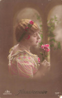 FÊTES - VŒUX - Anniversaire - Femme Tenant Une Fleur - Colorisé - Carte Postale Ancienne - Compleanni