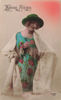 FÊTES - VŒUX - Bonne Année - Femme Portant Une Robe Fleurie - Colorisé - Carte Postale Ancienne - Nouvel An