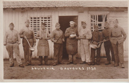 Carte Photo Militaria  (72)  "Souvenir D'AUVOURS 1930 " (Groupe De Cuistots) - Autres & Non Classés