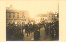 Moulins * Carte Photo Photographe Scharlowski * Défilé , Place Et Café De L'Avenue De La Gare Et Du Théâtre - Moulins