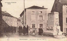 48 - LOZÈRE - GRANDRIEU - La Grande Rue - Montée Du Drapeau Monuments Aux Morts - 10063 - Gandrieux Saint Amans