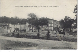 17 - MONTENDRE - T.Belle Vue Animée Du Champ De Foire Des Boeufs - Montendre