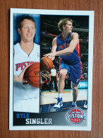 ST 10 - NBA SEASONS 2013-14, Sticker, Autocollant, PANINI, No. 82 Kyle Singler Detroit Pistons - Livres
