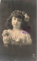 ENFANTS - Portrait D'une Petite Fille Avec Des Fleurs - Carte Postale Ancienne - Portretten