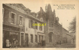 68 Neuf-Brisach, Rue De Strasbourg, La Poste, Commerçants Devant Leur Boutique ... - Neuf Brisach