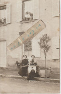 BESSENAY - Deux Femmes Avec Un Chien  Posant Devant Une Grande Maison ( Carte Photo  ) - Sonstige & Ohne Zuordnung