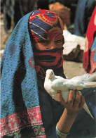 YÉMEN - Sanaa - Une Vendeuse De Pigeons - Colorisé - Carte Postale - Jemen