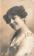 FANTAISIE - Femme - Femme Souriante Robe à Perles - Carte Postale Ancienne - Mujeres