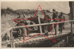 Photo 14 18 KAASKERKE (Caeskerke, Diksmuide) - Soldats Belges Sur Une Passerelle, Un Pont (A252, Ww1, Wk 1) - Diksmuide