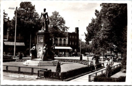 De Heuvel, Standbeeld Met Volk, Tilburg (NB) - Tilburg