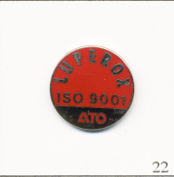 Pin's Pétroliers - Elf-Atochem / Luperox - Iso 9001. Estampillé NCE. EGF. T739-22 - Carburants