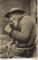 29 PLOMODIERN N°1043 Vieillard Le Fumeur Collection Villard Quimper Homme Pipe Barbe Canne VOIR DOS - Plomodiern