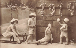 FÊTES ET VOEUX - Bonne Année 1914 - Des Enfants Jouants à La Luge - Bataille De Boules De Neige - Carte Postale Ancienne - Año Nuevo