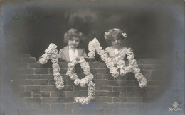 FÊTES ET VOEUX - Nouvel An 1914 - Des Enfants Derrière Un Mur Avec Des Chiffres En Fleurs - Carte Postale Ancienne - Neujahr