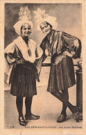 FOLKLORE - Les Sables D'Olonne - Les Jolies Sablaises - Carte Postale Ancienne - Costumes