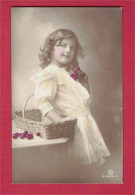 XB1122  JEUNE FILLE  FILLETTE , ENFANT, GIRL ,  FAMOUS CHILD MODEL CANDICE ASHTON BASKET WITH GRAPES - Portraits