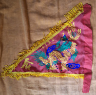 DRAPEAU - CHINE - DRAGON - TEMPLE - FORME TRIANGULAIRE - IDEOGRAMME - FORMAT : 34 X 24 Cm - Flaggen