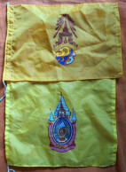 DRAPEAUX - THAÏLANDE - EMBLEMES ROYAUX - ROI RAMA IX - FORMAT : 26 X 21 CM - JAUNE - NYLON - Flaggen