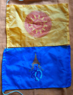 DRAPEAUX - THAÏLANDE - BOUDDHISME ROUE DU DHARMA (JAUNE) ET EMBLEME REINE SIRIKIT (BLEU) - FORMAT : 26 X 21 CM  - NYLON - Bandiere