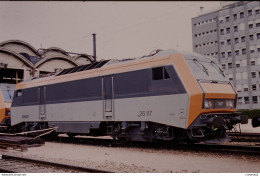 Photo Diapo Diapositive Slide Train Wagon Locomotive Electrique SNCF BB 26117 PARIS GARE DE LYON Le 24/05/1993 VOIR ZOOM - Diapositives