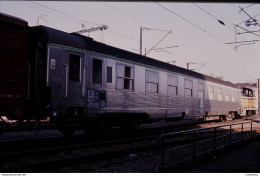 Photo Diapo Diapositive Slide Train Wagon V Ex Voyageurs INOX SNCF à LAROCHE MIGENNES Le 13/11/1999 VOIR ZOOM - Diapositives
