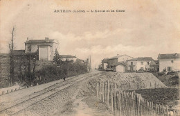 Arthun * L'école Et La Gare Du Village * Ligne Chemin De Fer - Other & Unclassified