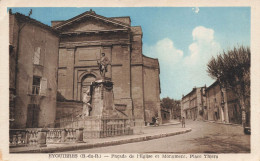 Eyguières * Place Thiers * Façade De L'église Et Le Monument - Eyguieres