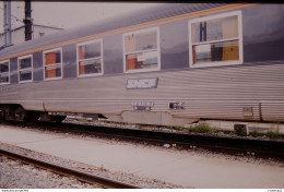 Photo Diapo Diapositive Slide Train Wagon Voiture Inox Spéciale SNCF Le 19/07/2000 VOIR ZOOM - Diapositives