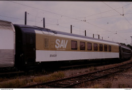 Photo Diapo Diapositive Slide Train Wagon Voiture SAV Spéciale Audio Visuelle SNCF Le 19/07/2000 VOIR ZOOM - Diapositives