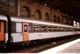 Photo Diapo Diapositive Slide Train Wagon Voiture Corail SNCF De 2ème Classe Le 20/07/2000 VOIR ZOOM - Diapositives