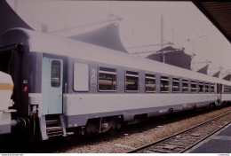 Photo Diapo Diapositive Slide Train Wagon Voiture SNCF De 2ème Classe Le 26/07/2000 VOIR ZOOM - Diapositives