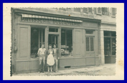 * Cp Photo - Pâtisserie Boulangerie HIROT Au 1 - Personnel - Boulangère - Boulanger - Animée - Lieu à Définir - Shopkeepers