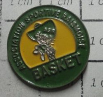 918c Pin's Pins / Rare Et De Belle Qualité !!! SPORTS / BASKET-BALL ASSOCIATION SPORTIVE RAISMOISE - Baloncesto