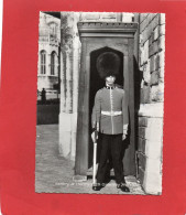 ANGLETERRE----WINDSOR--Sentry At Henry VIII  Gateway---voir 2 Scans - Windsor Castle