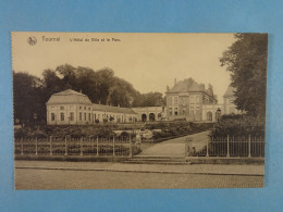Tournai L'Hôtel De Ville Et Le Parc - Tournai