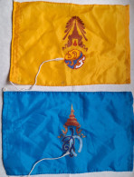 DRAPEAUX - THAÏLANDE - EMBLEMES ROYAUX - ROI RAMA IX Et REINE SIRIKIT - FORMAT : 26 X 21 CM -  NYLON - Bandiere