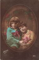 ENFANTS - Une Fille Et Son Petit Frère - Colorisé - Carte Postale Ancienne - Groepen Kinderen En Familie