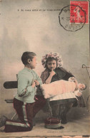 ENFANTS - Des Enfants Jouant Le Rôle D'un Couple - Colorisé - Carte Postale Ancienne - Gruppen Von Kindern Und Familien