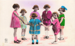 ENFANTS - Des Enfants Se Tenant Les Mains - Colorisé - Carte Postale Ancienne - Groupes D'enfants & Familles