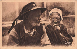 COUPLE - Un Vieux Breton Et Sa Femme Fumant La Pipe - Carte Postale Ancienne - Parejas