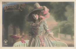 FÊTES ET VOEUX - Une Fille En Robe Décorée De Fleurs - Colorisé - Carte Postale Ancienne - Otros & Sin Clasificación